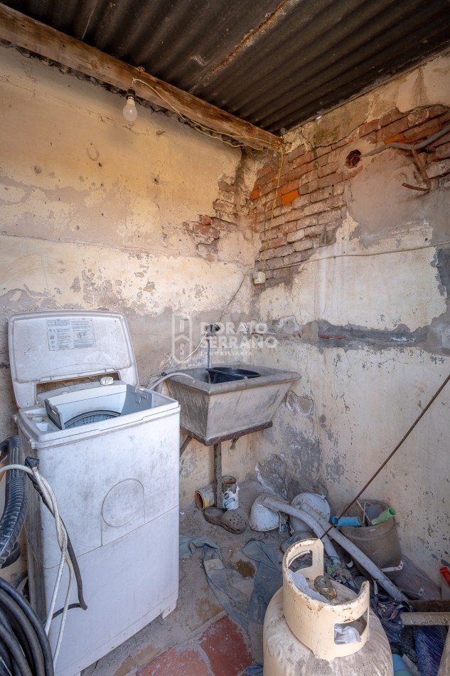 LOTE + PLUS CASA A DEMOLER O RECICLAR - TODOS LOS SERVICIOS EN SECTOR URBANO.