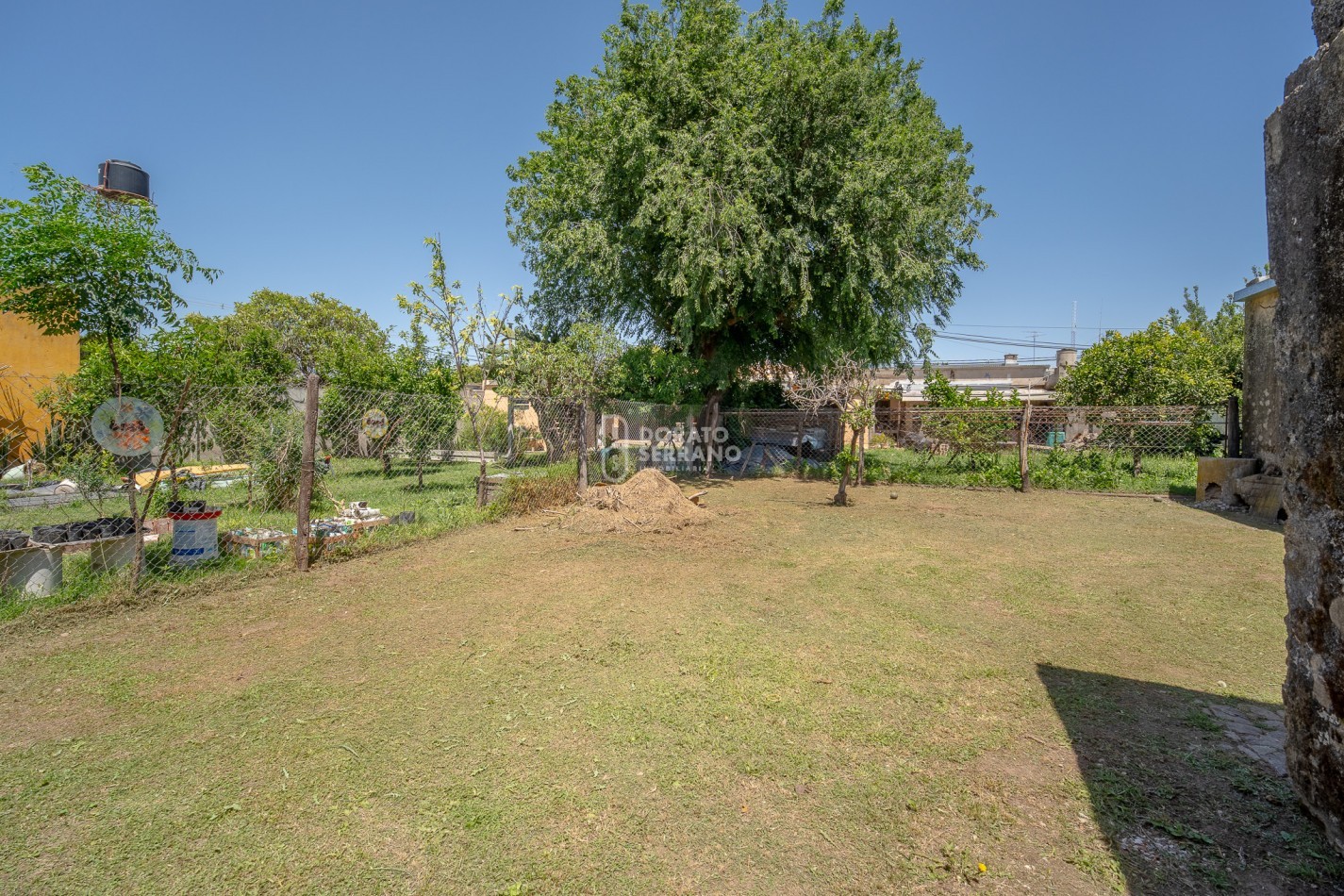 LOTE EN BARRIO FLORIDA! TODOS LOS SERVICIOS - PLUS EDIFICADO A DEMOLER O RECICLAR. 