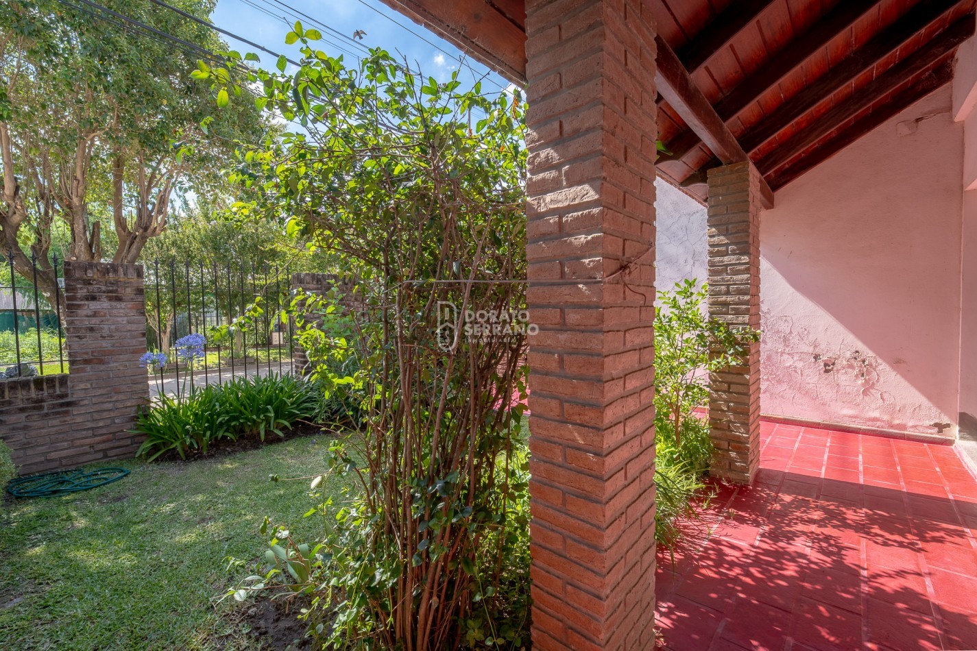 CASA EN BARRIO RESIDENCIAL! LISTA PARA UN NUEVO SUEÑO!