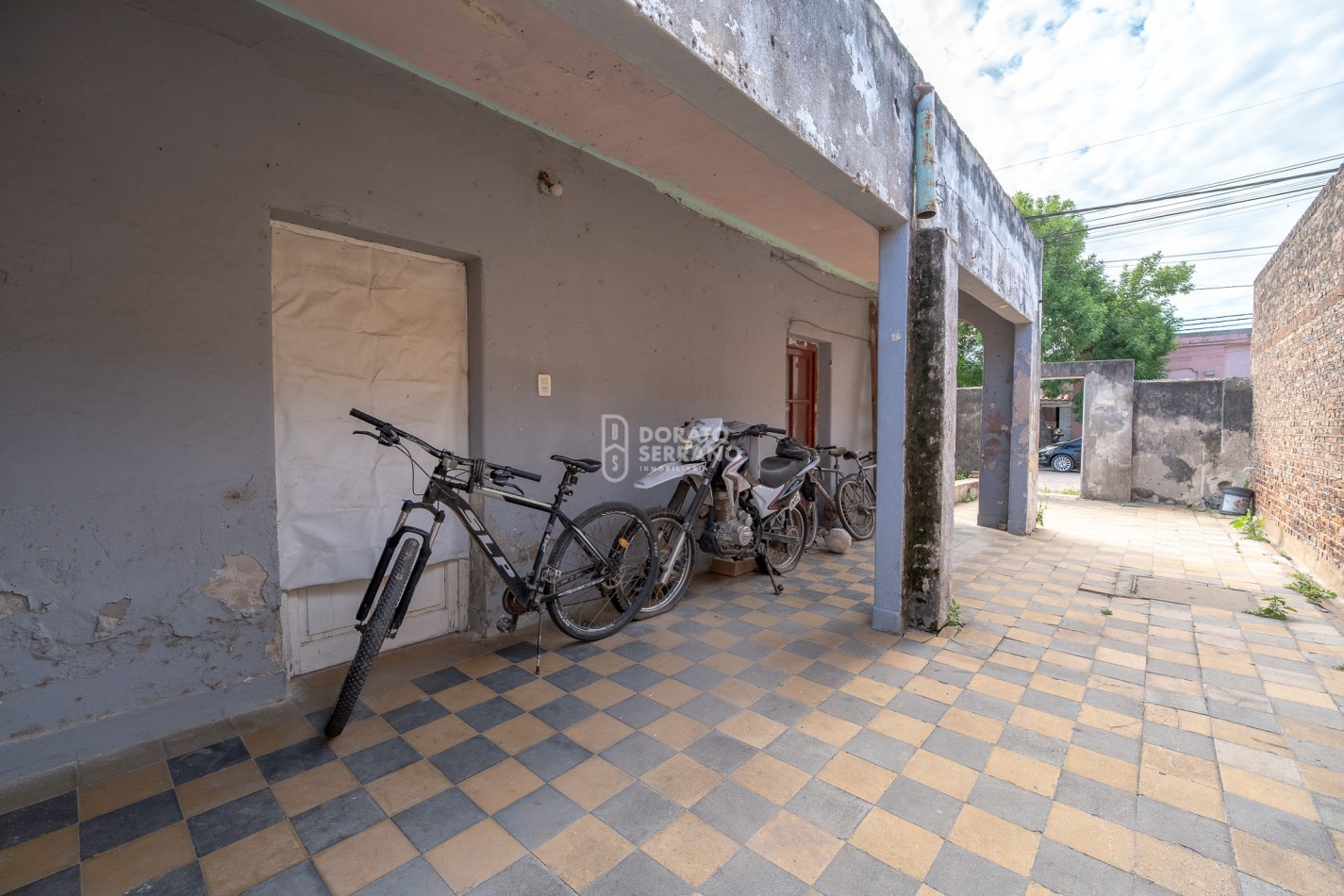 LOTE + PLUS CASA A DEMOLER O RECICLAR - TODOS LOS SERVICIOS EN SECTOR URBANO.