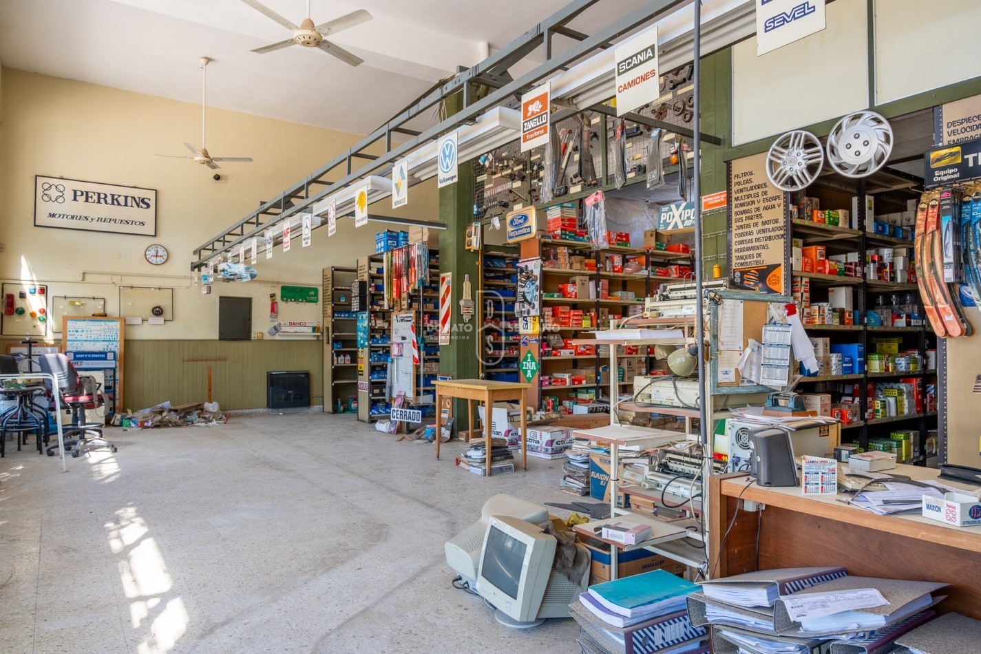 ICONICO SALON COMERCIAL + DEPTOS. A TERMINAR.  