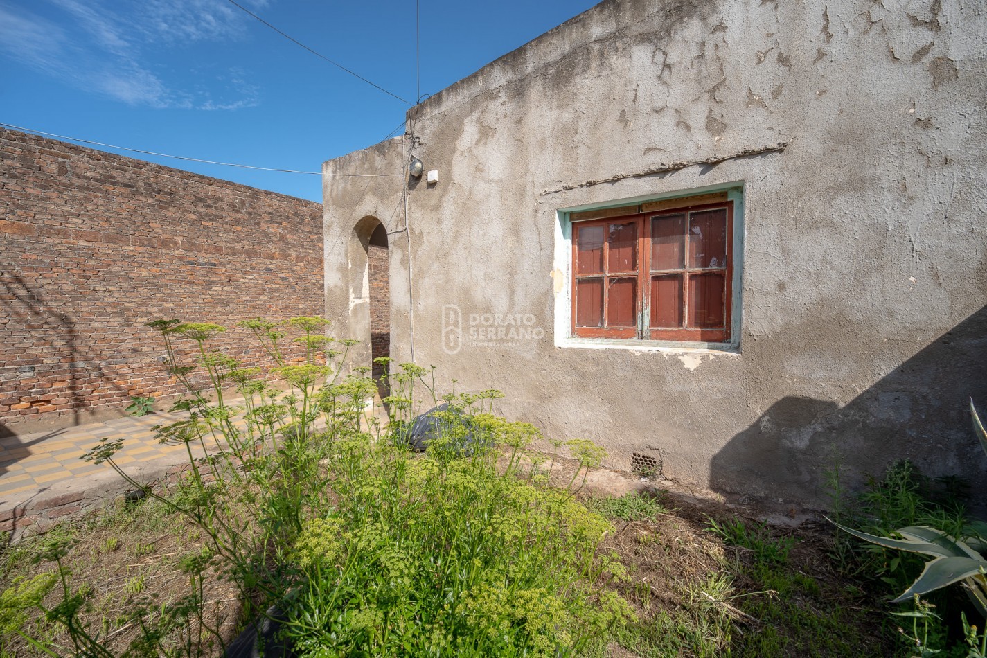 LOTE + PLUS CASA A DEMOLER O RECICLAR - TODOS LOS SERVICIOS EN SECTOR URBANO.