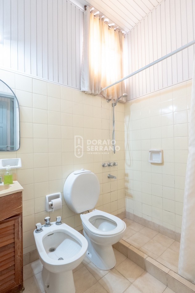 CASA + LOCAL SOBRE AVENIDA! 14 MTS. DE FRENTE!