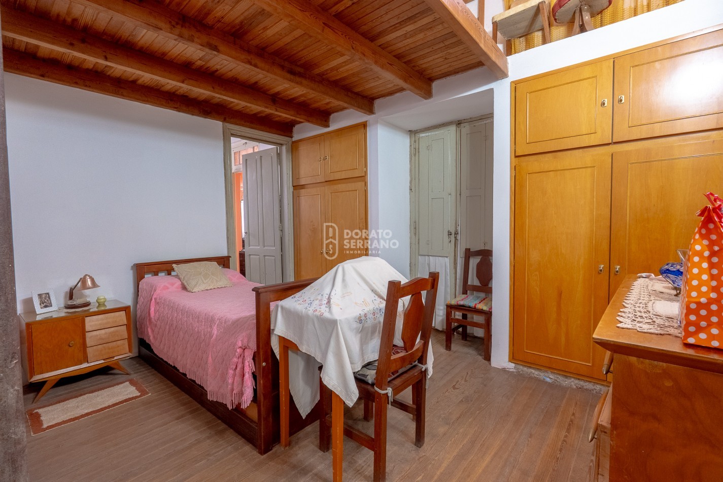 CASA EN ESQUINA & TODOS LOS SERVICIOS.