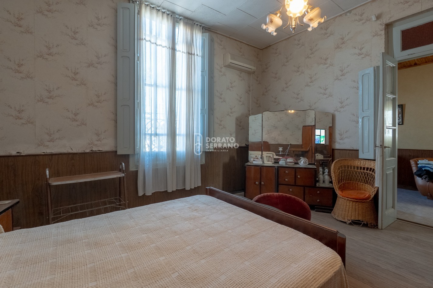 CASA + LOCAL SOBRE AVENIDA! 14 MTS. DE FRENTE!