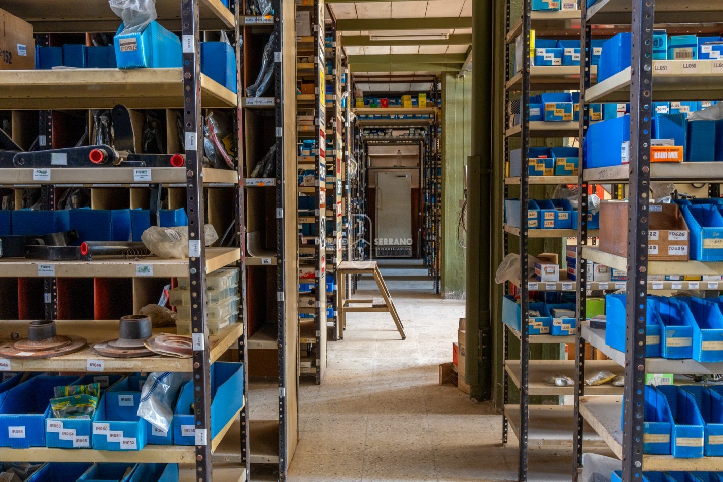 ICONICO SALON COMERCIAL + DEPTOS. A TERMINAR.  