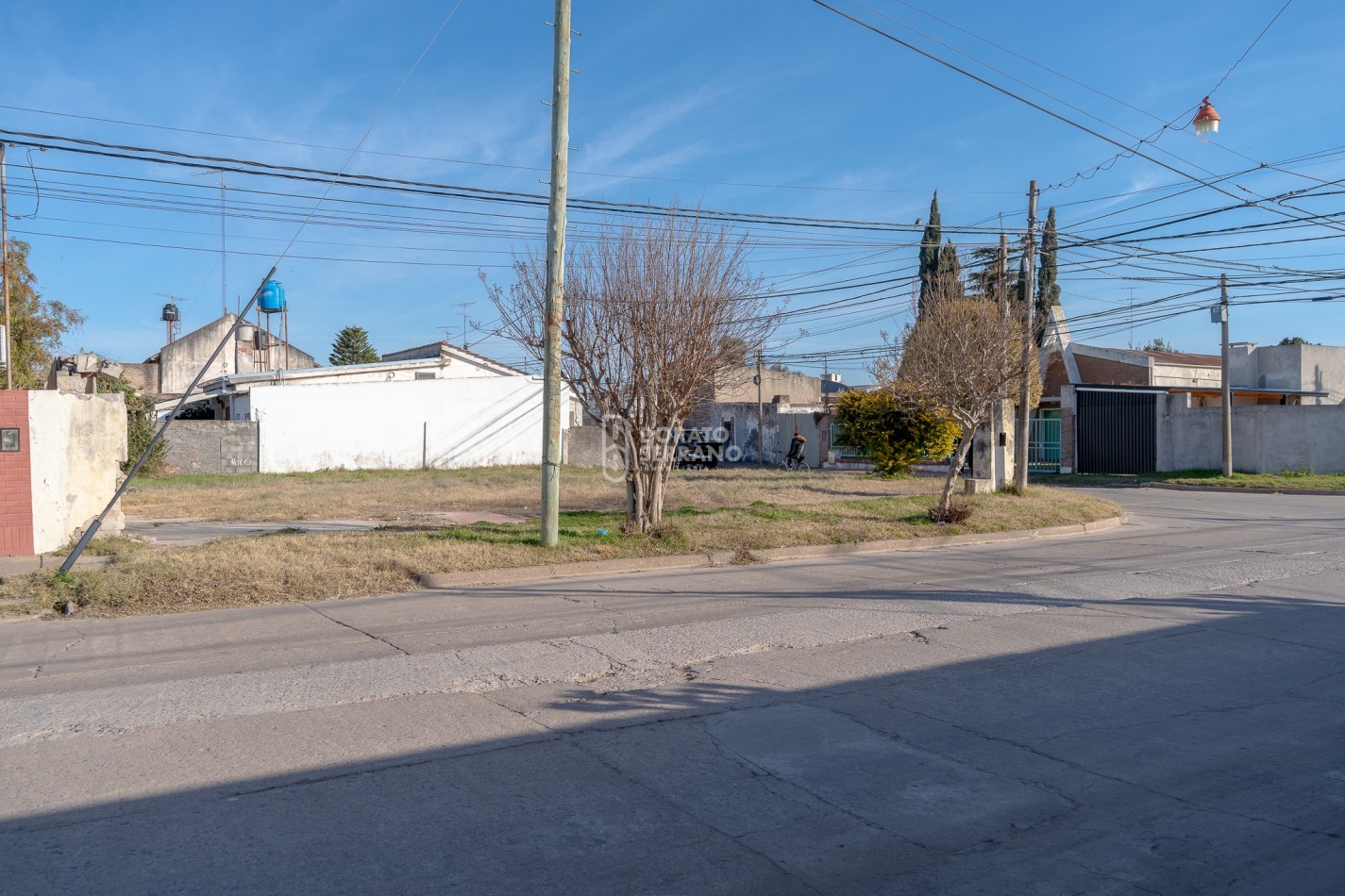 LOTE EN ESQUINA. Todos los servicios!