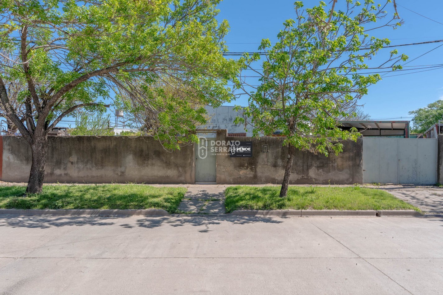 GRAN SUPERFICIE - TODOS LOS SERVICIOS - CASA A RECICLAR!