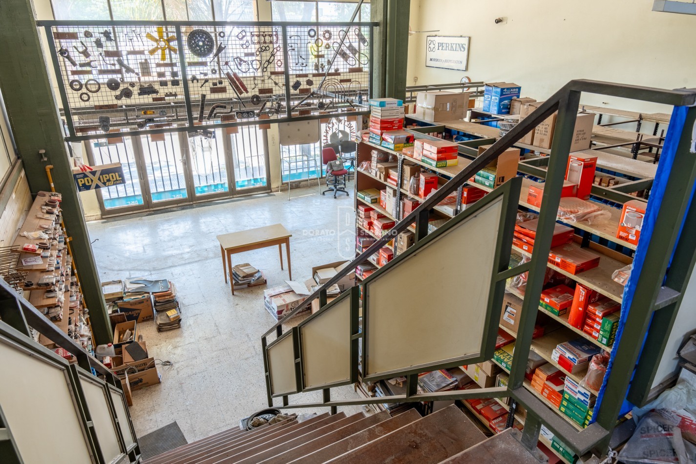 ICONICO SALON COMERCIAL + DEPTOS. A TERMINAR.  