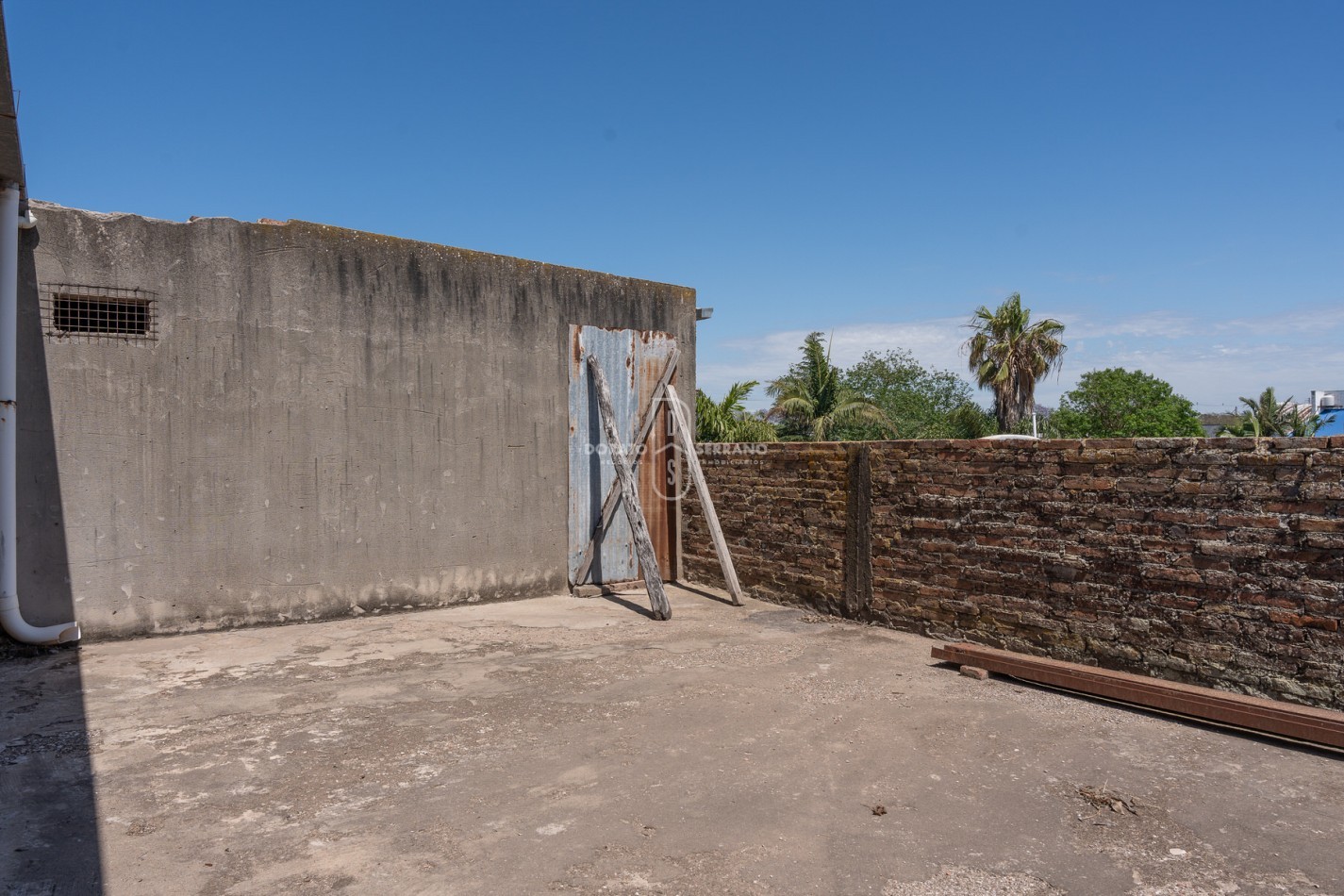 ICONICO SALON COMERCIAL + DEPTOS. A TERMINAR.  