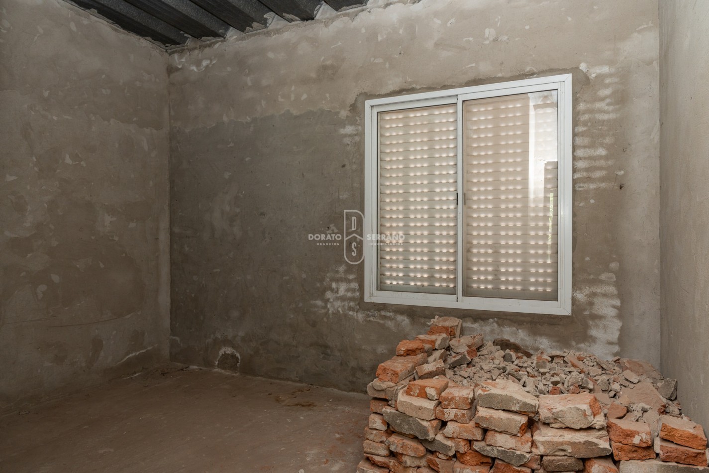 ICONICO SALON COMERCIAL + DEPTOS. A TERMINAR.  