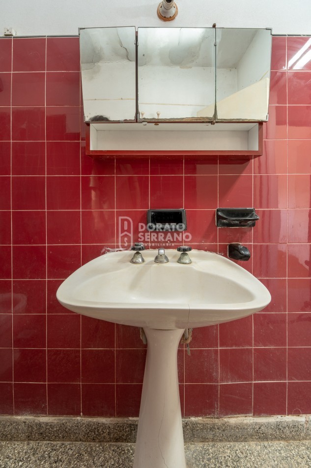 CASA CON LOCAL - PROYECTAR SIN LIMITES! AREA CENTRAL! 