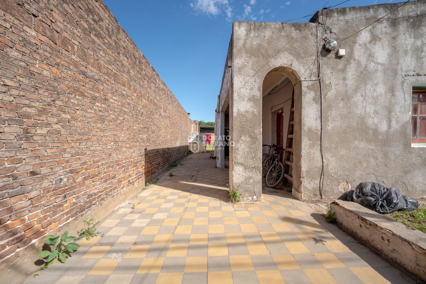 LOTE + PLUS CASA A DEMOLER O RECICLAR - TODOS LOS SERVICIOS EN SECTOR URBANO.
