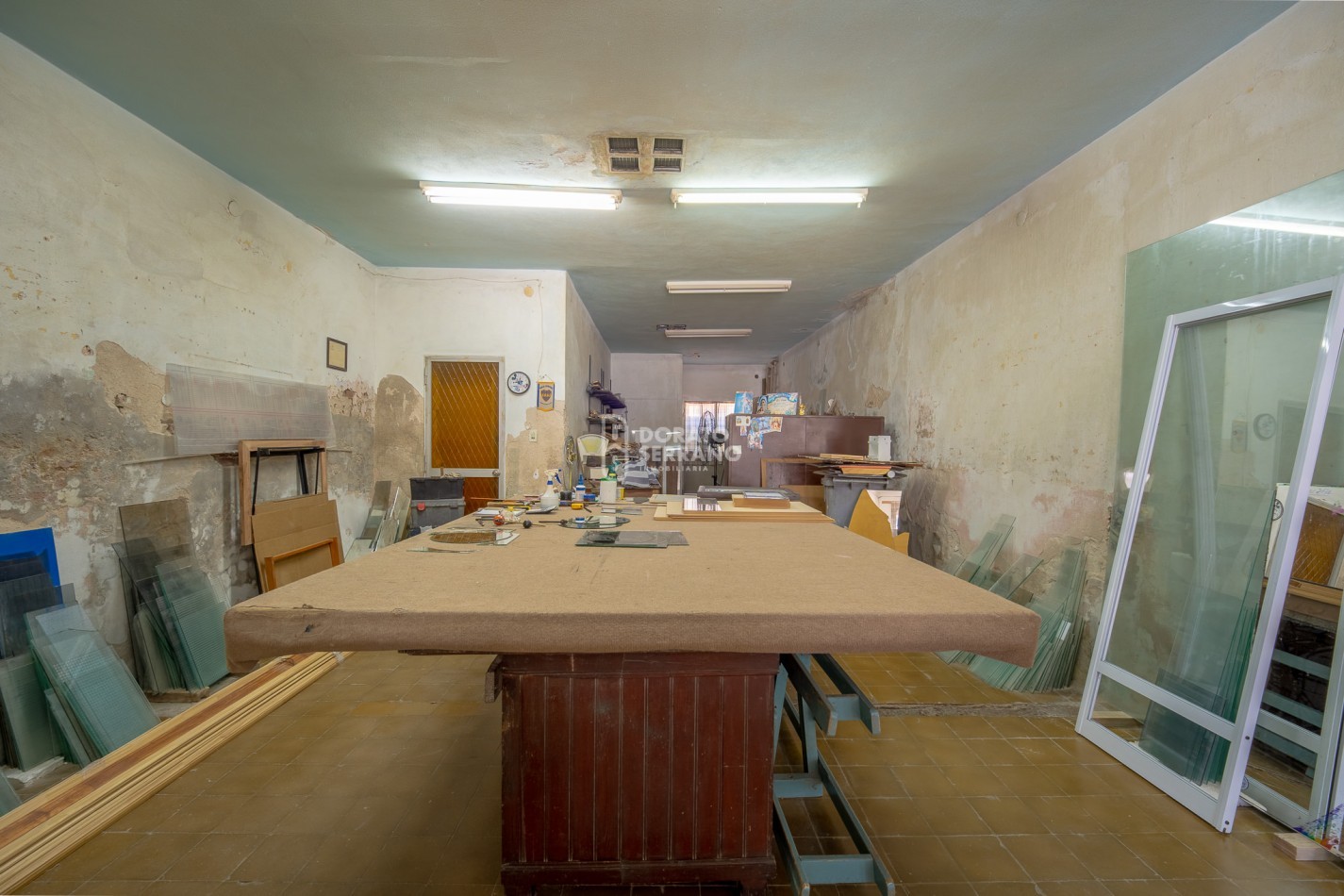 CASA CON LOCAL - PROYECTAR SIN LIMITES! AREA CENTRAL! 