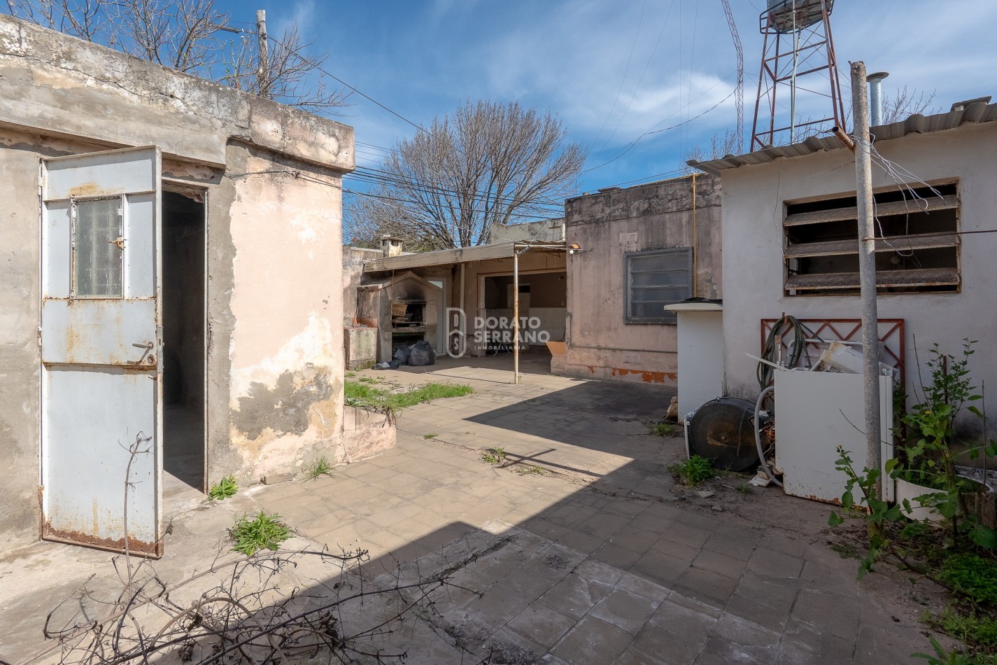 CASA EN ESQUINA! TODOS LOS SERVICIOS!