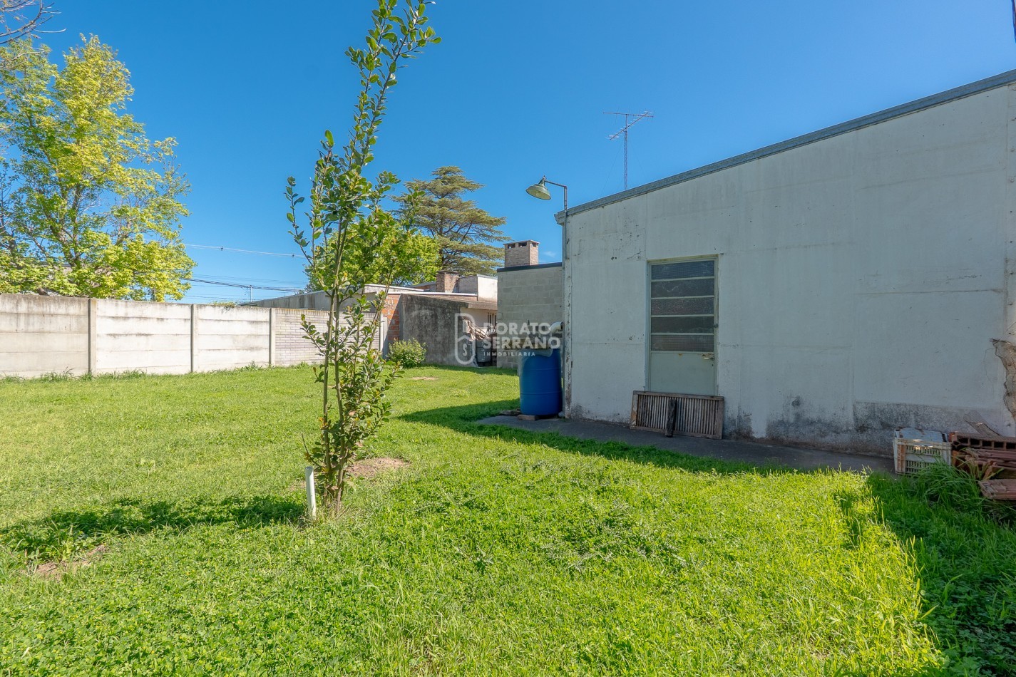 GRAN SUPERFICIE - TODOS LOS SERVICIOS - CASA A RECICLAR!