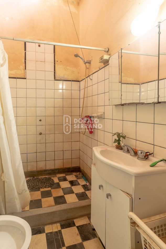 CASA EN ESQUINA! TODOS LOS SERVICIOS!