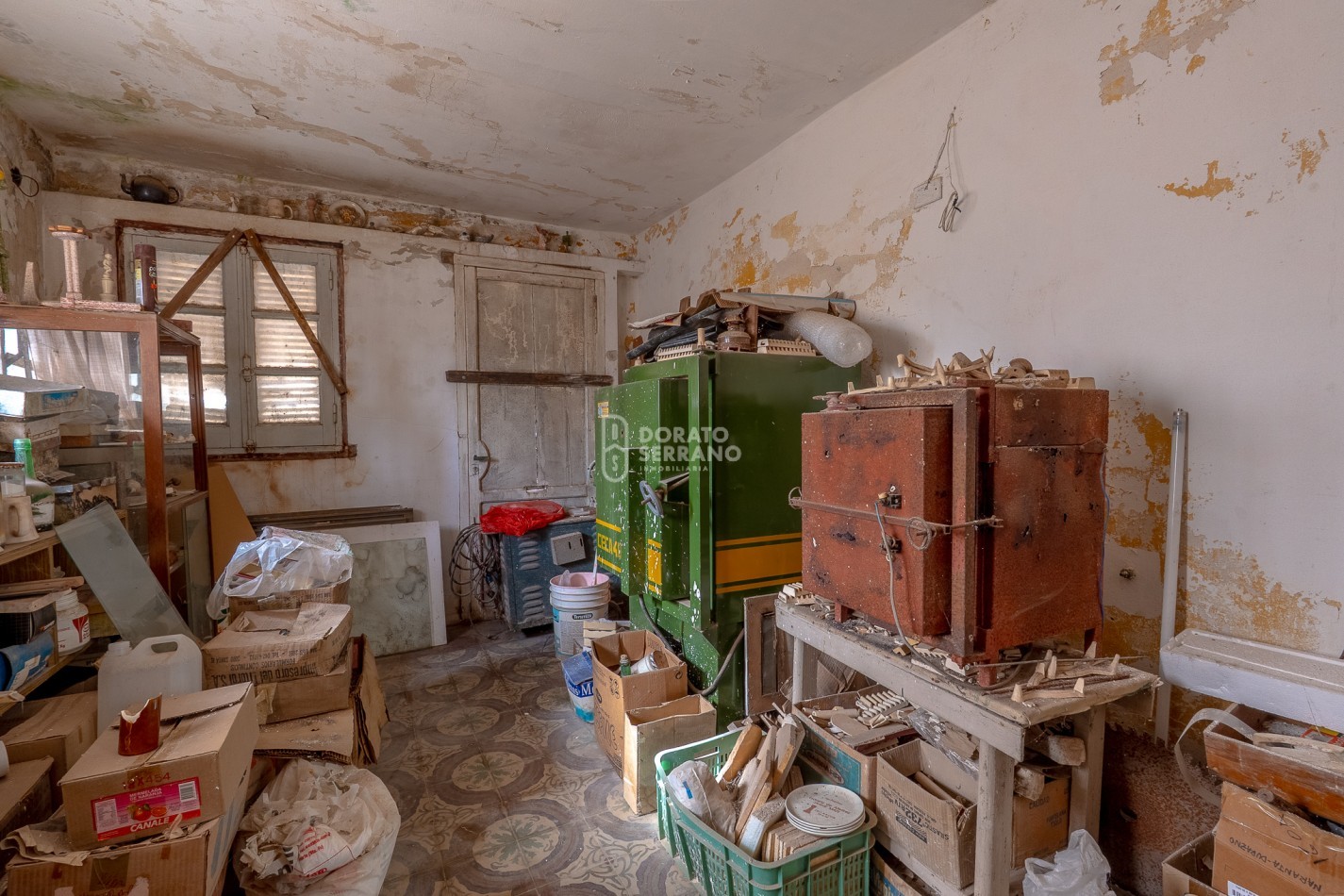 CASA EN ESQUINA & TODOS LOS SERVICIOS.