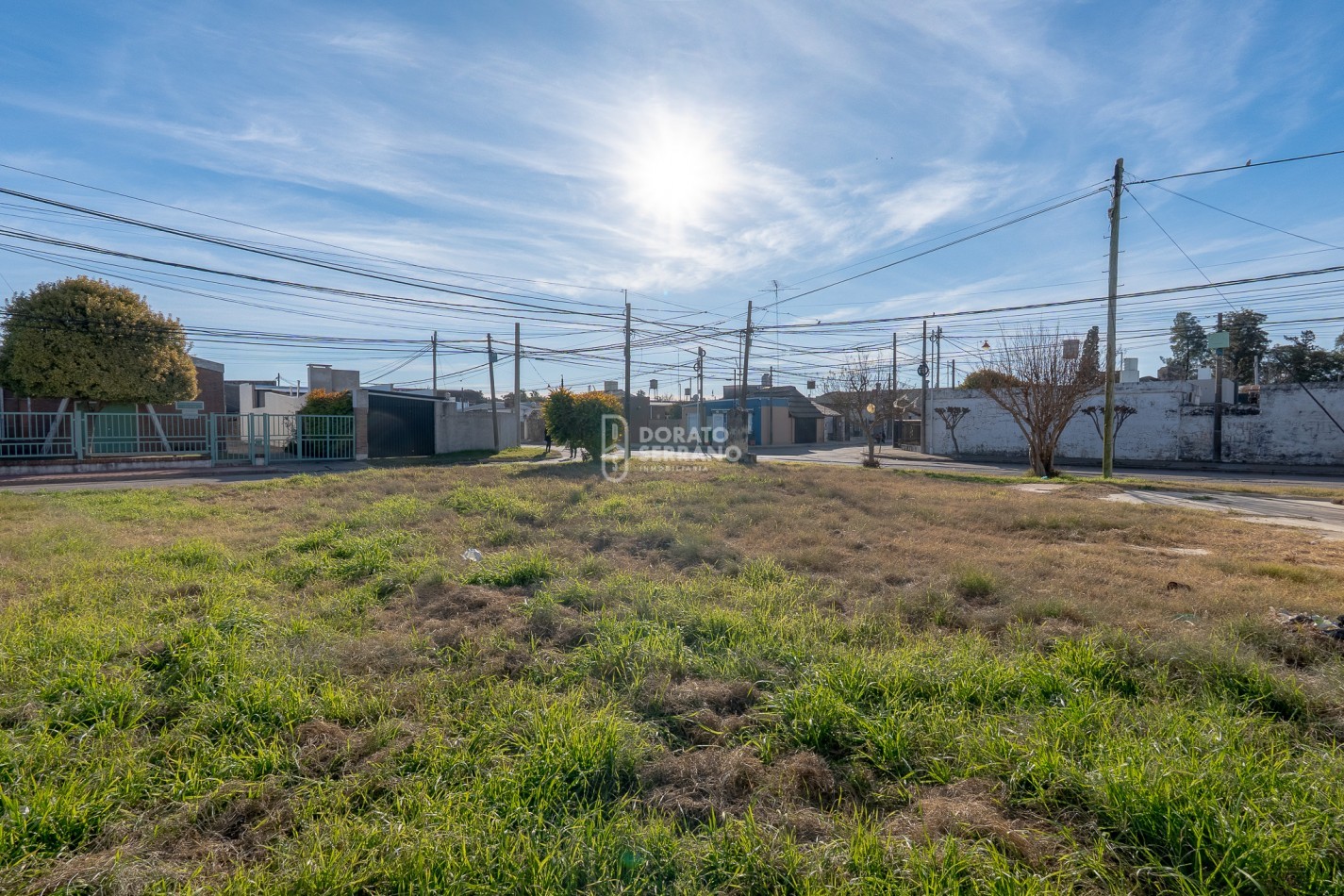 LOTE EN ESQUINA. Todos los servicios!