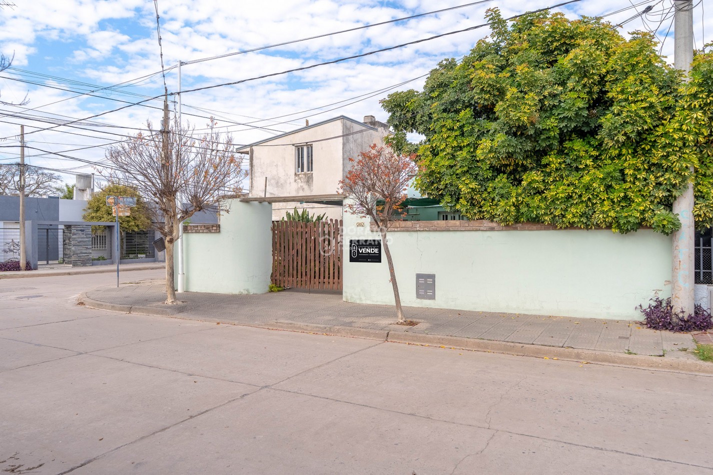 CASA EN ESQUINA & TODOS LOS SERVICIOS.