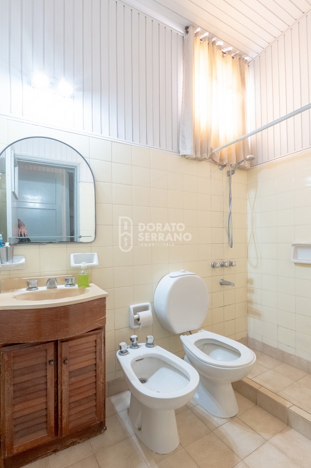 CASA + LOCAL SOBRE AVENIDA! 14 MTS. DE FRENTE!