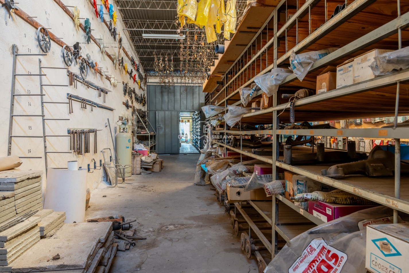 ICONICO SALON COMERCIAL + DEPTOS. A TERMINAR.  