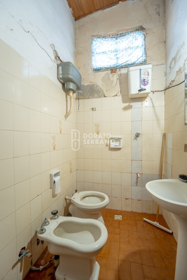 LOTE + PLUS CASA A DEMOLER O RECICLAR - TODOS LOS SERVICIOS EN SECTOR URBANO.