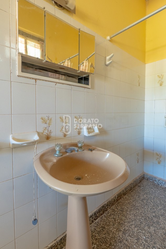 GRAN SUPERFICIE - TODOS LOS SERVICIOS - CASA A RECICLAR!