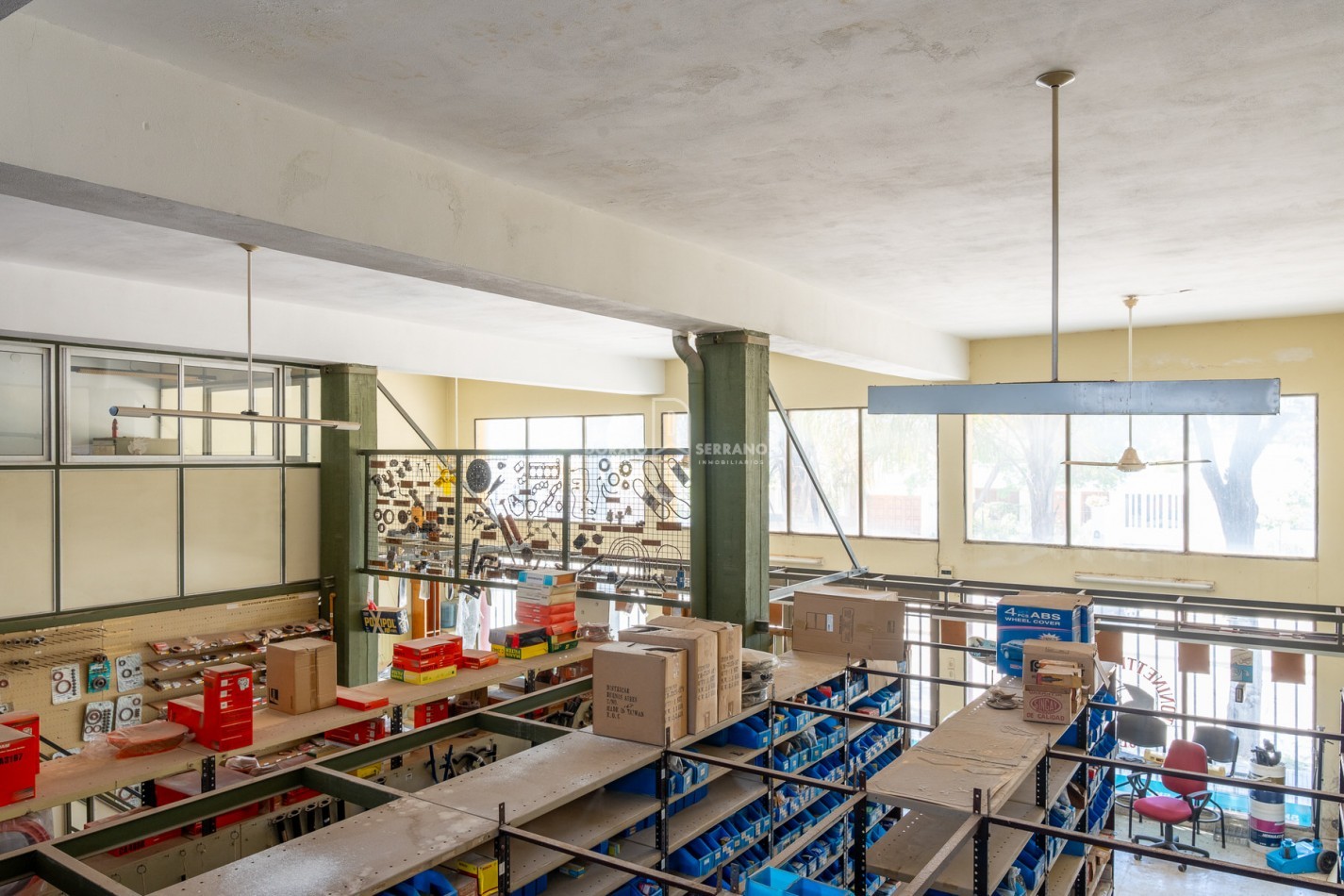 ICONICO SALON COMERCIAL + DEPTOS. A TERMINAR.  