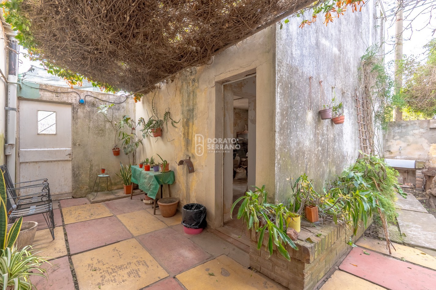 CASA EN ESQUINA & TODOS LOS SERVICIOS.