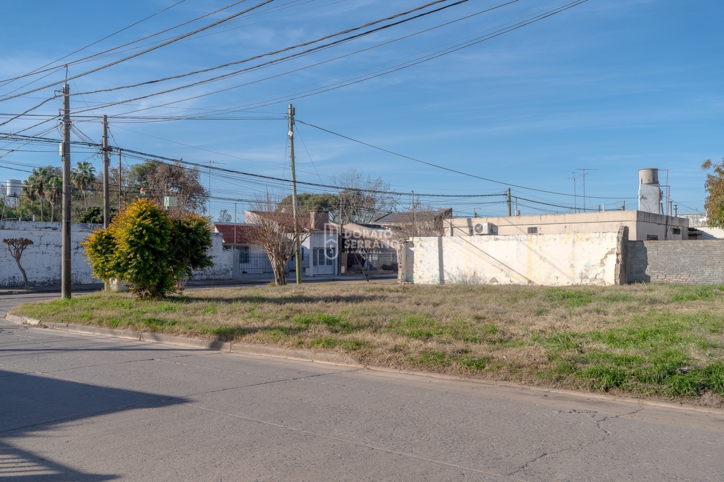 LOTE EN ESQUINA. Todos los servicios!