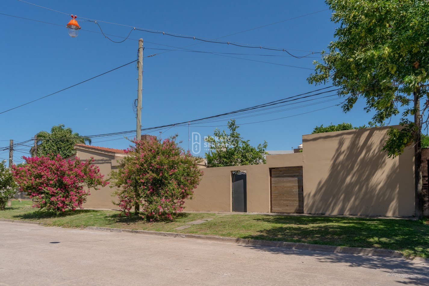 BONITA & LISTA PARA HABITAR! EN ESQUINA!