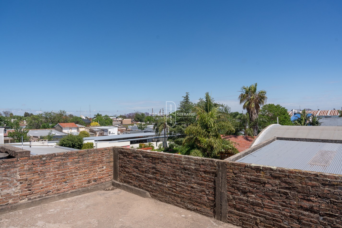 ICONICO SALON COMERCIAL + DEPTOS. A TERMINAR.  