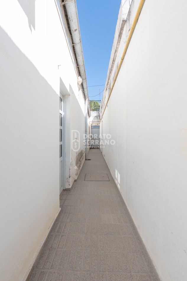 CASA + LOCAL SOBRE AVENIDA! 14 MTS. DE FRENTE!