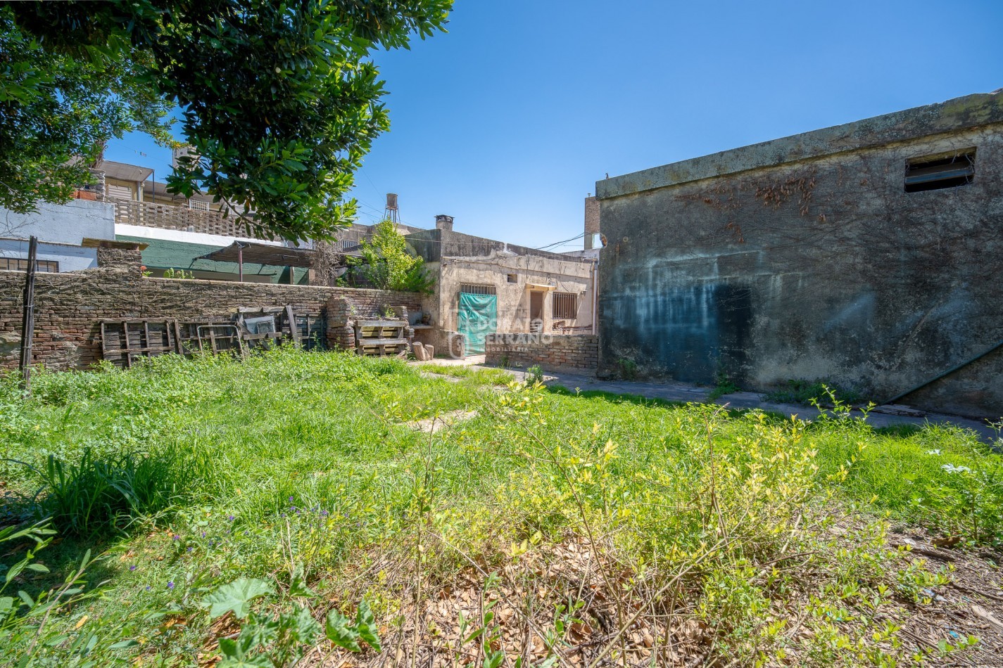 CASA CON LOCAL - PROYECTAR SIN LIMITES! AREA CENTRAL! 