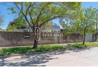 GRAN SUPERFICIE - TODOS LOS SERVICIOS - CASA A RECICLAR!