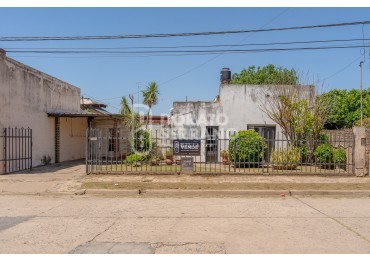 LOTE EN BARRIO FLORIDA! TODOS LOS SERVICIOS - PLUS EDIFICADO A DEMOLER O RECICLAR. 