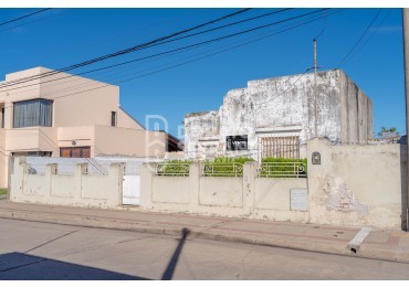 LOTE IDEAL 15X30 - A PASOS DE 20 DE JUNIO! + CASA A RECICLAR O DEMOLER.