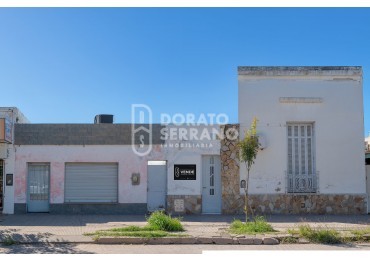 CASA + LOCAL SOBRE AVENIDA! 14 MTS. DE FRENTE!